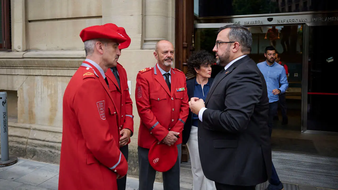 Javier Rem&iacute;rez, vicepresidente del Gobierno de Navarra, e Inma Jur&iacute;o, consejera de Interior, junto a agentes de la Polic&iacute;a Foral durante el homenaje a los cinco polic&iacute;as forales fallecidos en un accidente de tr&aacute;fico. PABLO LASAOSA