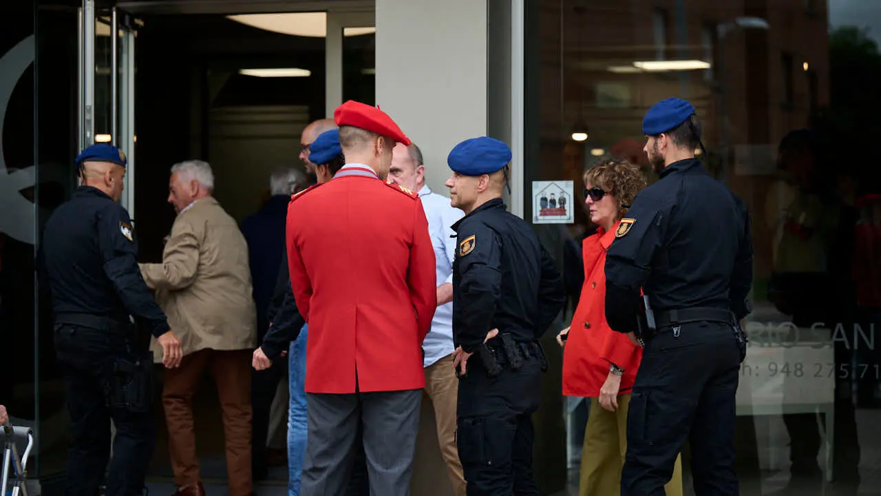 Cientos de personas despiden en Pamplona a los cinco polic&iacute;as forales fallecidos en un accidente de tr&aacute;fico. PABLO LASAOSA