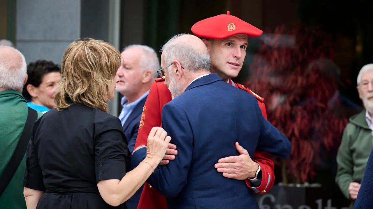 Cientos de personas despiden en Pamplona a los cinco polic&iacute;as forales fallecidos en un accidente de tr&aacute;fico. PABLO LASAOSA