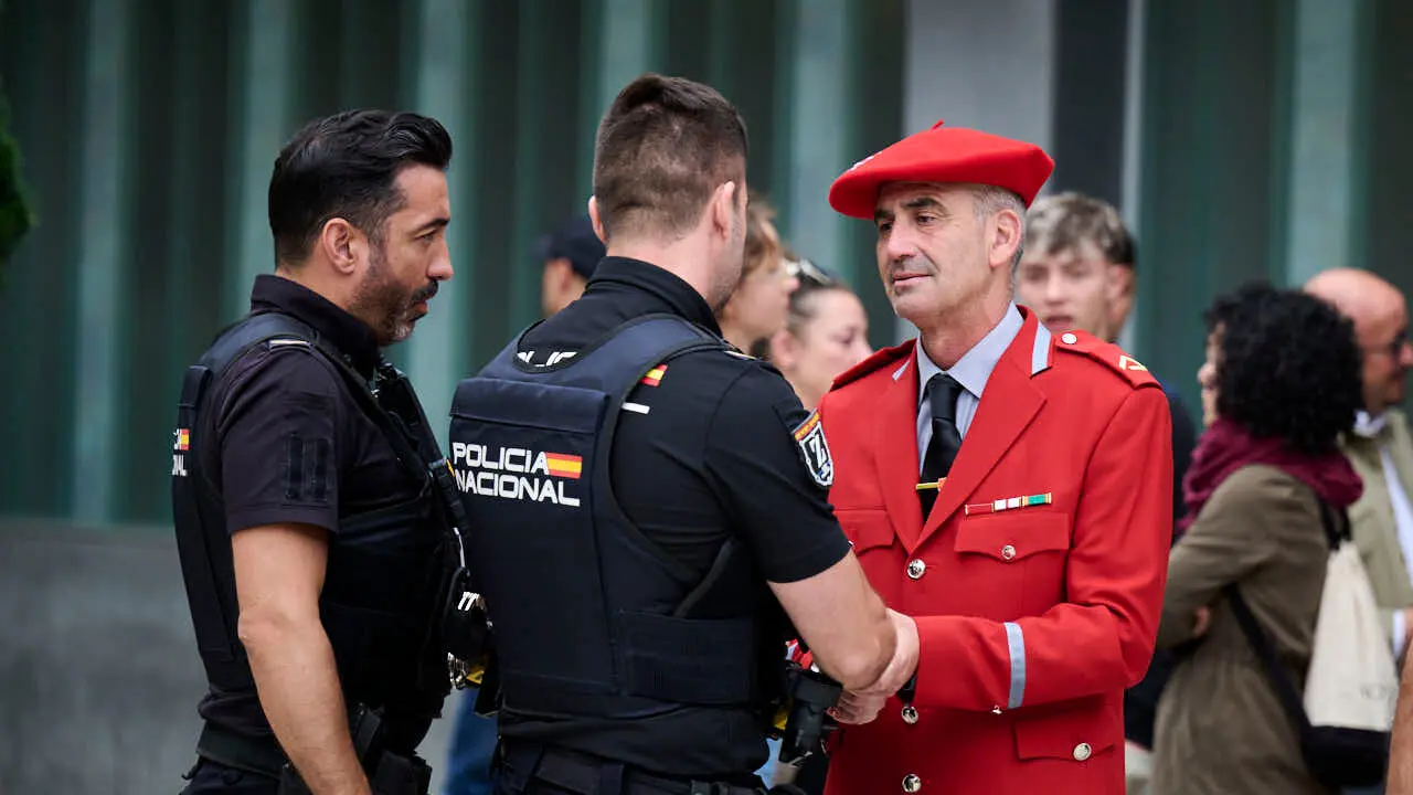Cientos de personas despiden en Pamplona a los cinco polic&iacute;as forales fallecidos en un accidente de tr&aacute;fico. PABLO LASAOSA