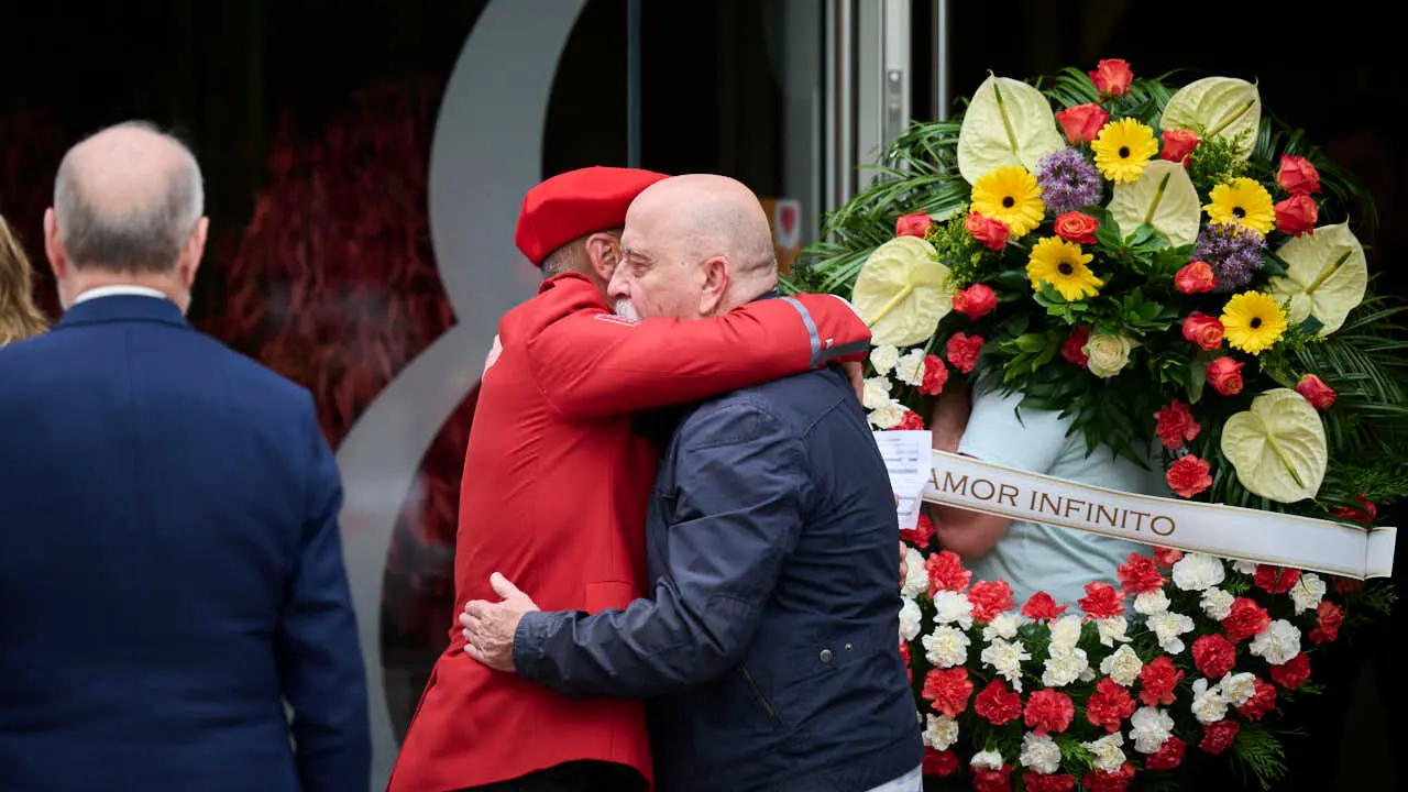 Cientos de personas despiden en Pamplona a los cinco polic&iacute;as forales fallecidos en un accidente de tr&aacute;fico. PABLO LASAOSA