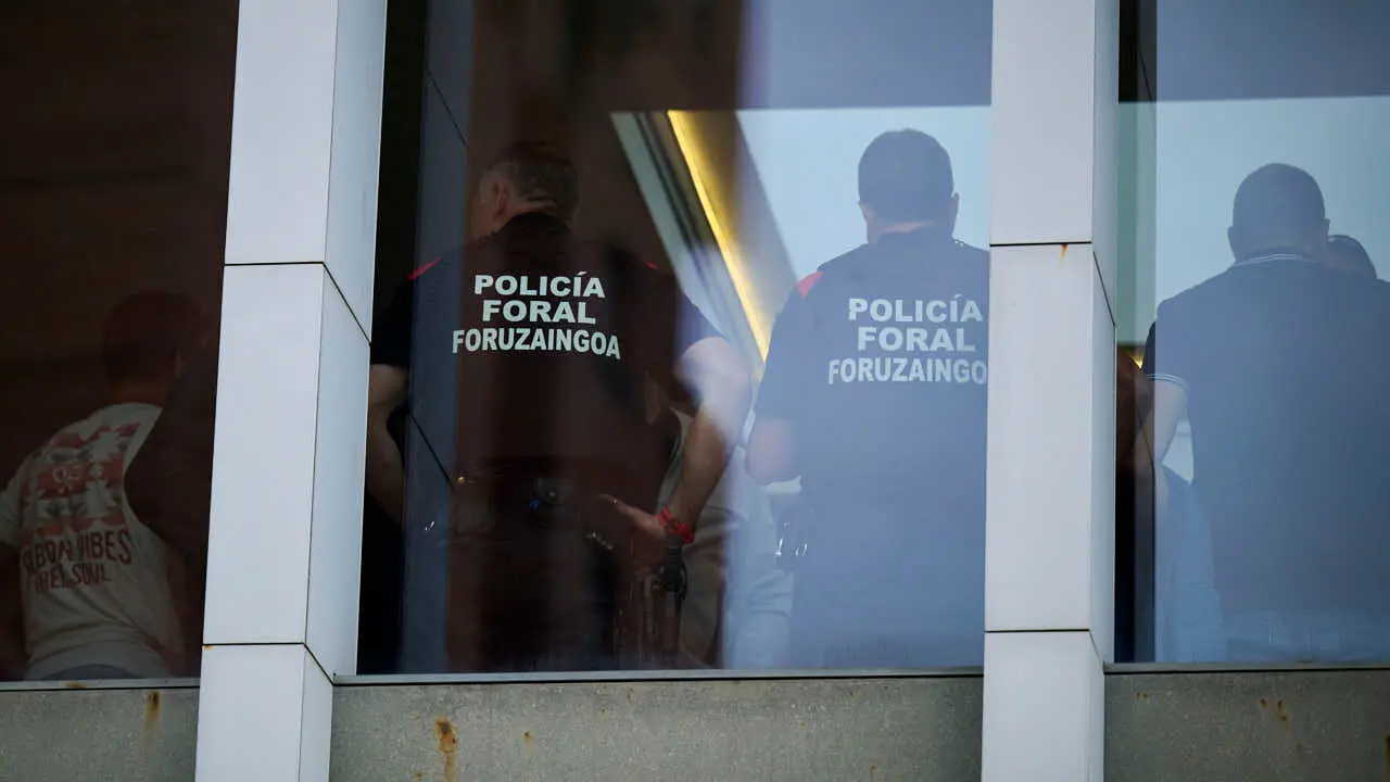 Cientos de personas despiden en Pamplona a los cinco polic&iacute;as forales fallecidos en un accidente de tr&aacute;fico. PABLO LASAOSA