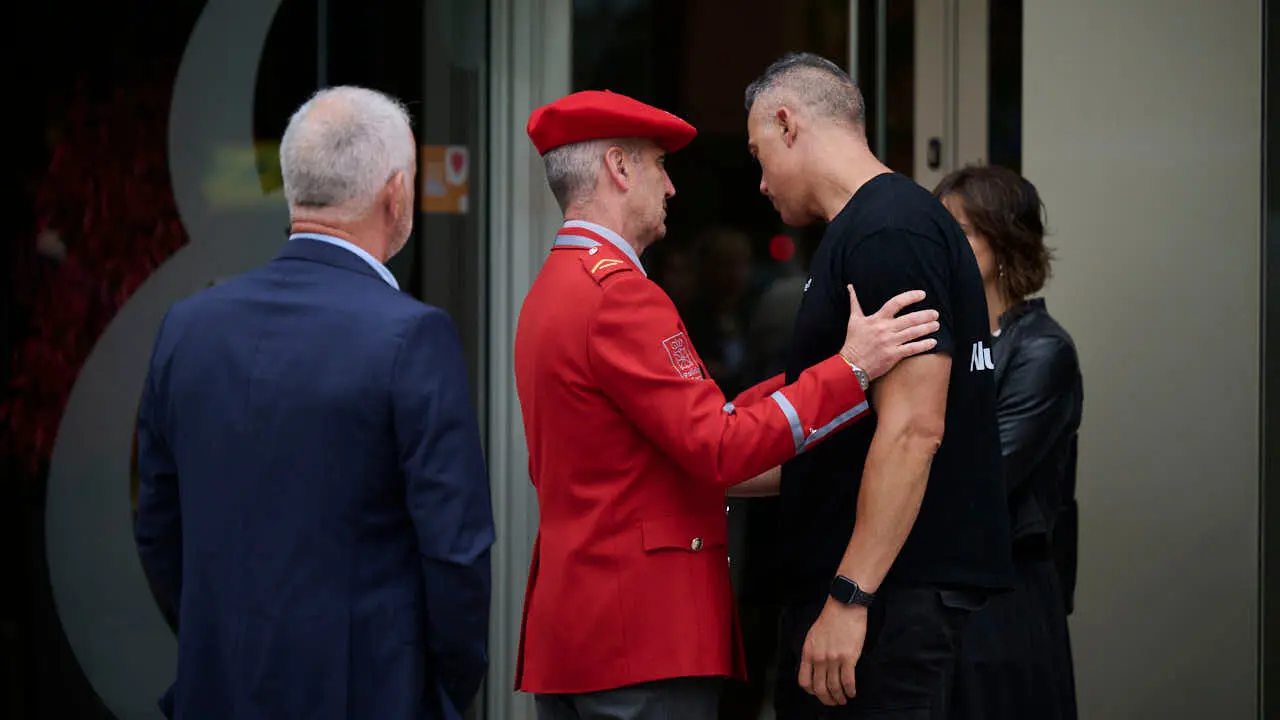Cientos de personas despiden en Pamplona a los cinco polic&iacute;as forales fallecidos en un accidente de tr&aacute;fico. PABLO LASAOSA