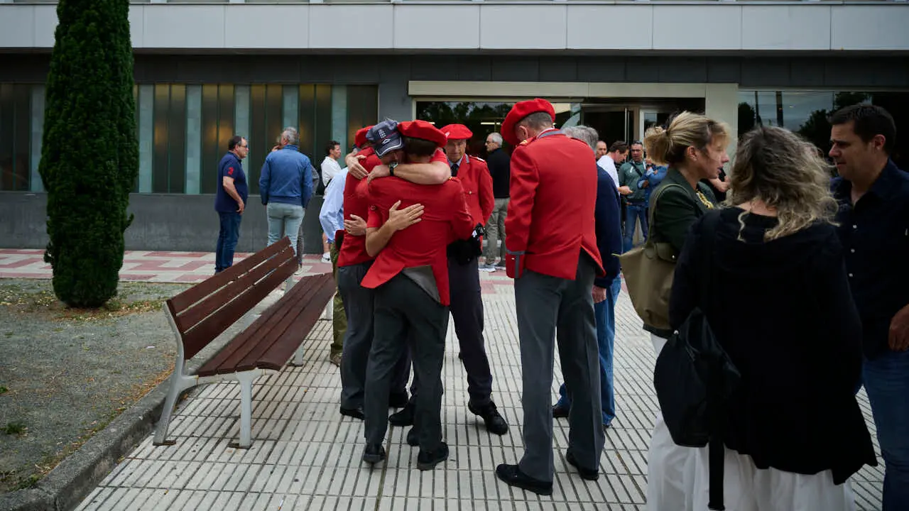 Cientos de personas despiden en Pamplona a los cinco polic&iacute;as forales fallecidos en un accidente de tr&aacute;fico. PABLO LASAOSA