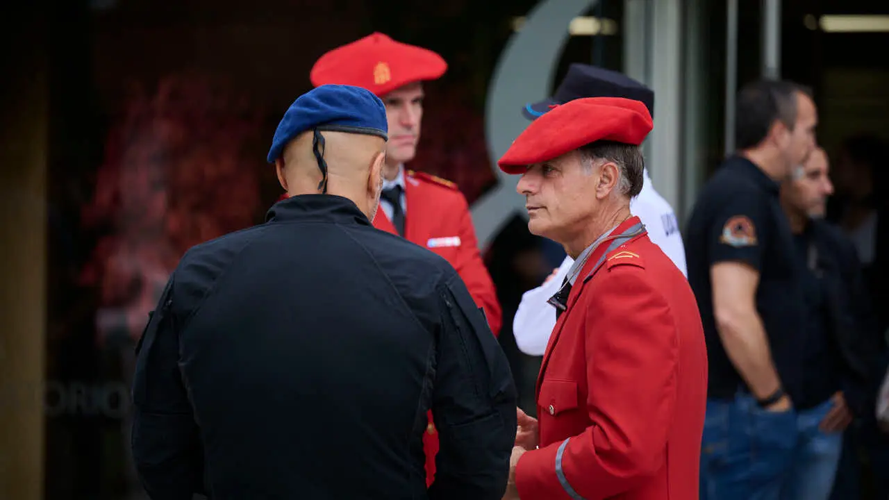 Cientos de personas despiden en Pamplona a los cinco polic&iacute;as forales fallecidos en un accidente de tr&aacute;fico. PABLO LASAOSA