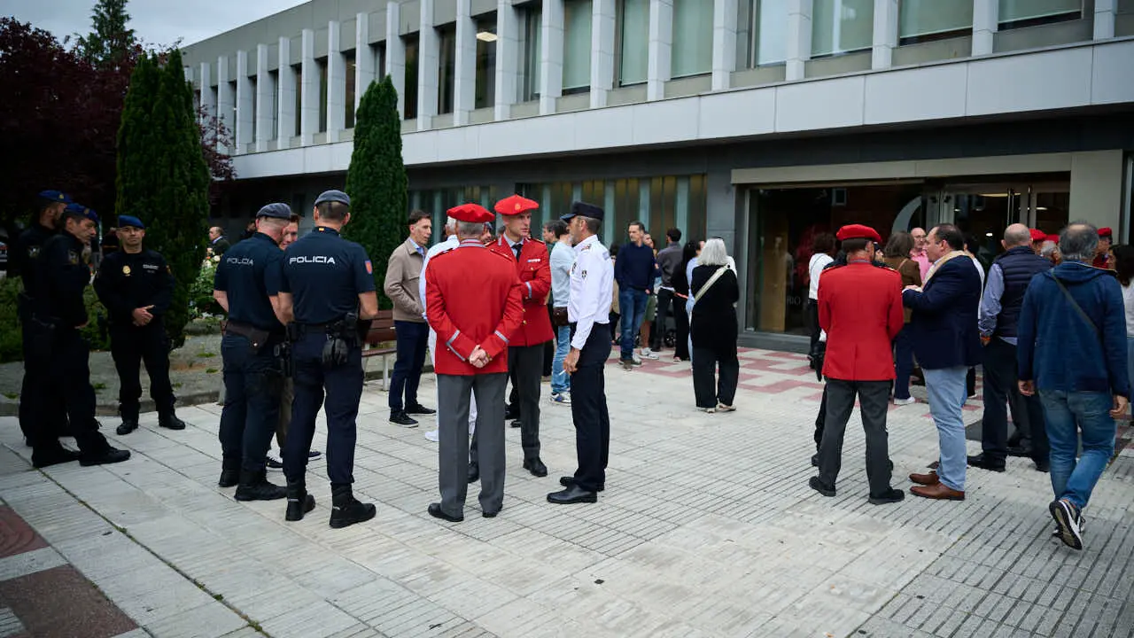 Cientos de personas despiden en Pamplona a los cinco polic&iacute;as forales fallecidos en un accidente de tr&aacute;fico. PABLO LASAOSA
