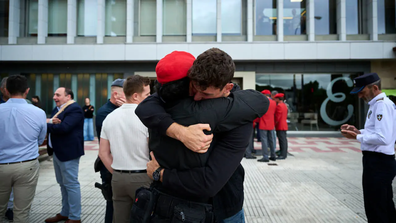 Cientos de personas despiden en Pamplona a los cinco polic&iacute;as forales fallecidos en un accidente de tr&aacute;fico. PABLO LASAOSA