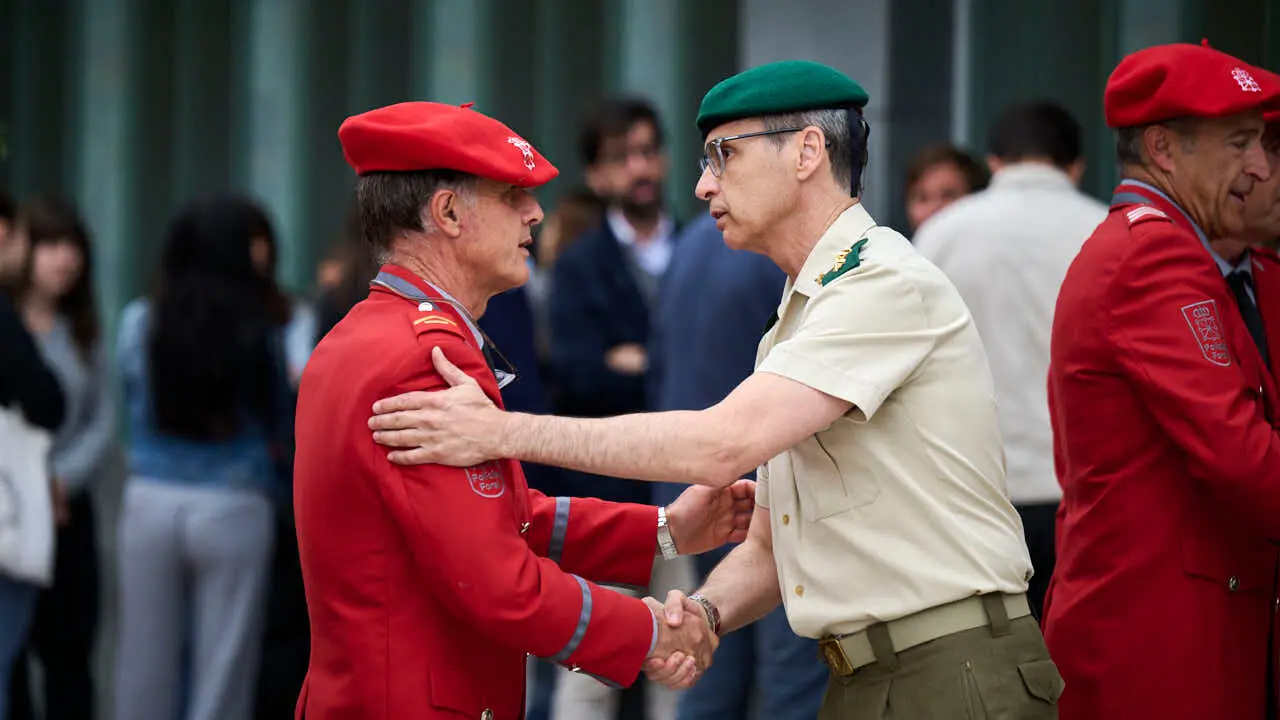 Cientos de personas despiden en Pamplona a los cinco polic&iacute;as forales fallecidos en un accidente de tr&aacute;fico. PABLO LASAOSA