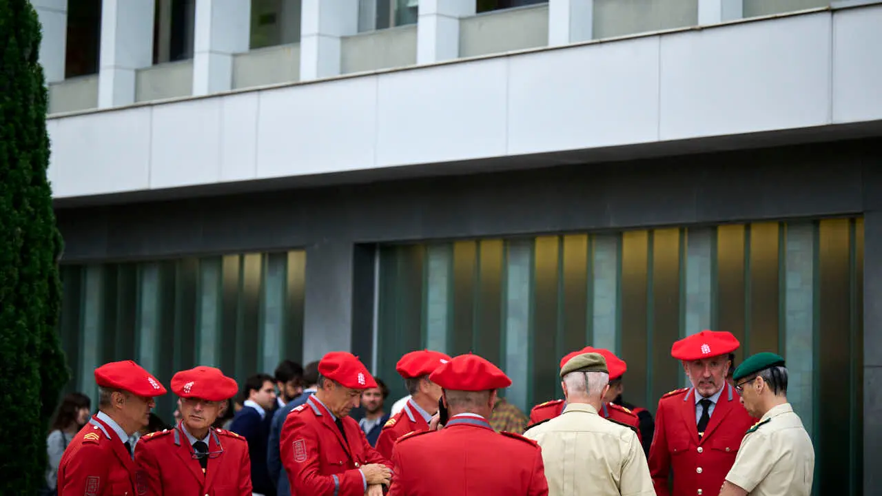 Cientos de personas despiden en Pamplona a los cinco polic&iacute;as forales fallecidos en un accidente de tr&aacute;fico. PABLO LASAOSA