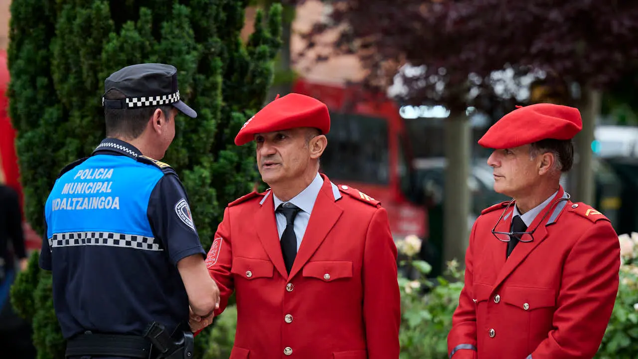Cientos de personas despiden en Pamplona a los cinco polic&iacute;as forales fallecidos en un accidente de tr&aacute;fico. PABLO LASAOSA