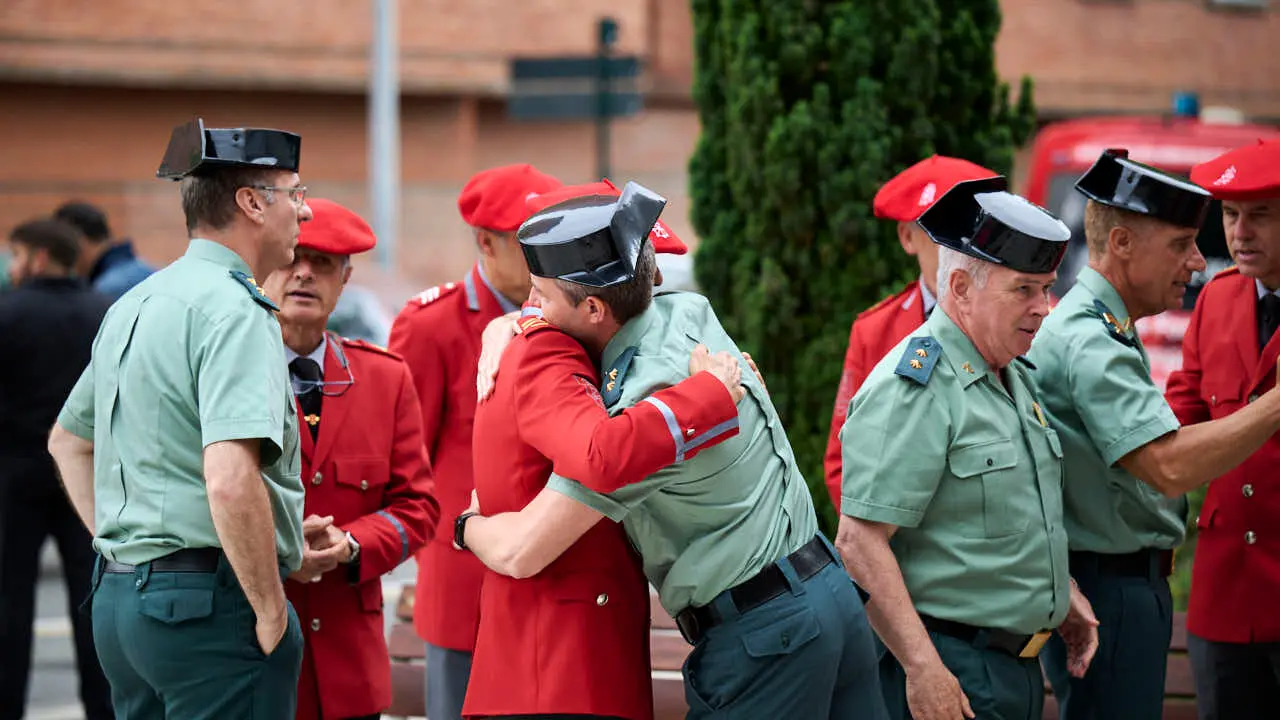 Cientos de personas despiden en Pamplona a los cinco polic&iacute;as forales fallecidos en un accidente de tr&aacute;fico. PABLO LASAOSA