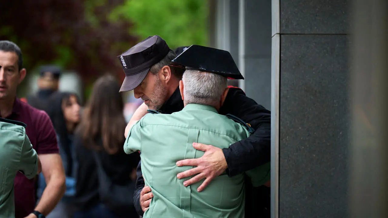 Cientos de personas despiden en Pamplona a los cinco polic&iacute;as forales fallecidos en un accidente de tr&aacute;fico. PABLO LASAOSA