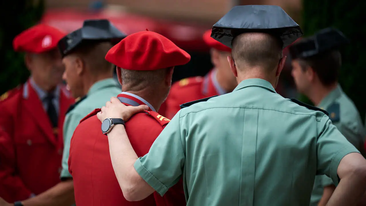 Cientos de personas despiden en Pamplona a los cinco polic&iacute;as forales fallecidos en un accidente de tr&aacute;fico. PABLO LASAOSA