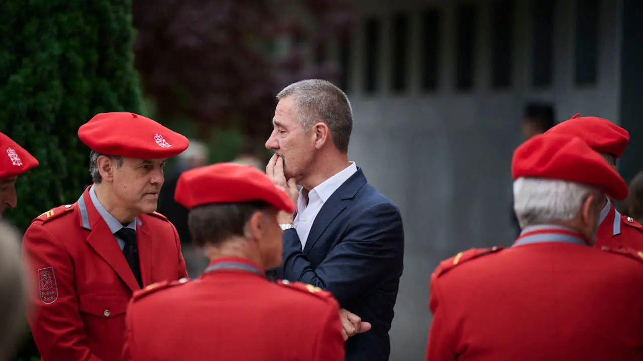 Cientos de personas despiden en Pamplona a los cinco polic&iacute;as forales fallecidos en un accidente de tr&aacute;fico. PABLO LASAOSA