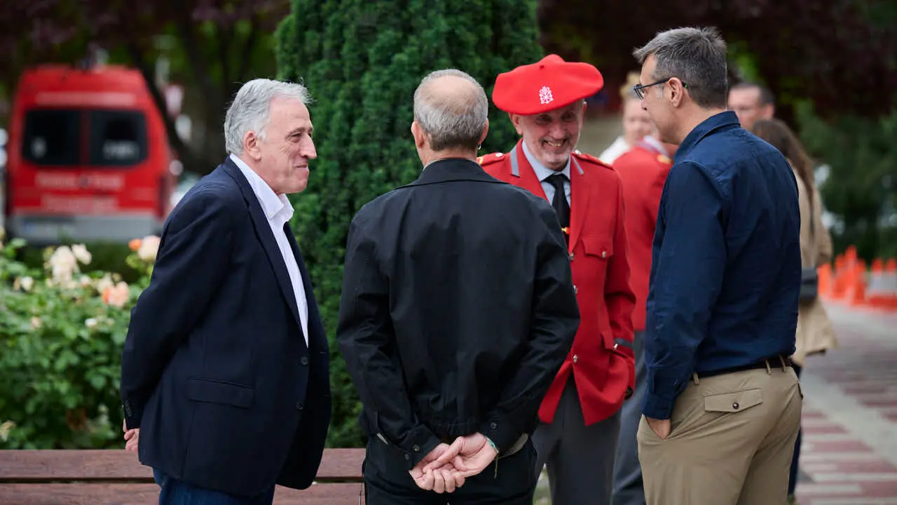 Cientos de personas despiden en Pamplona a los cinco polic&iacute;as forales fallecidos en un accidente de tr&aacute;fico. PABLO LASAOSA