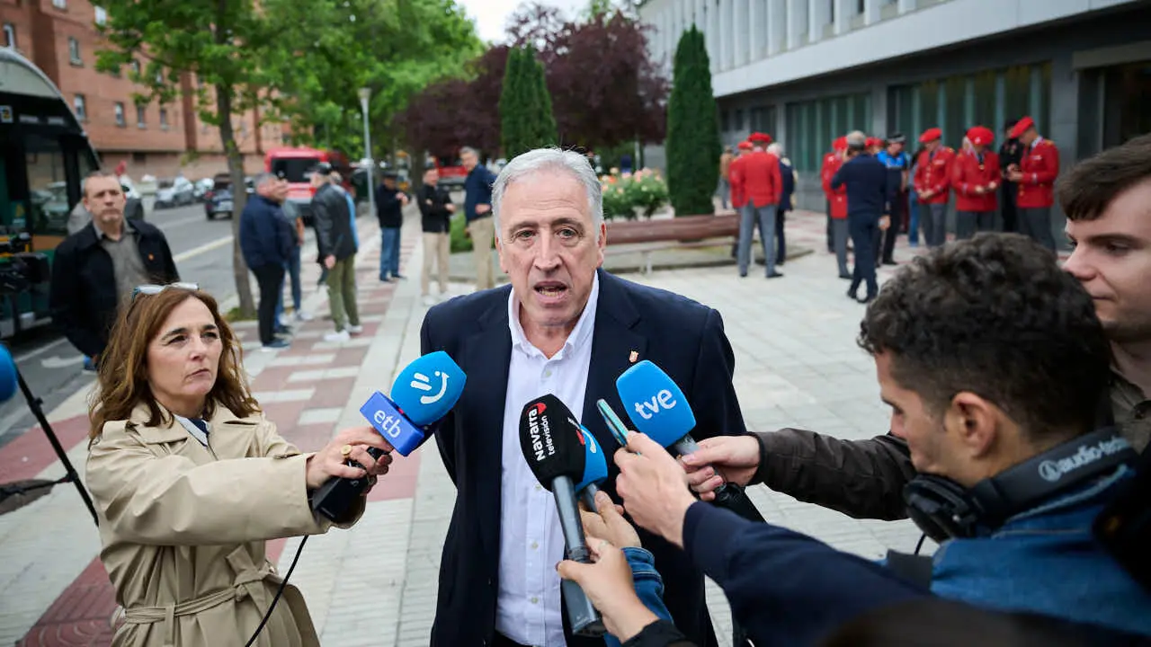 Cientos de personas despiden en Pamplona a los cinco polic&iacute;as forales fallecidos en un accidente de tr&aacute;fico. PABLO LASAOSA