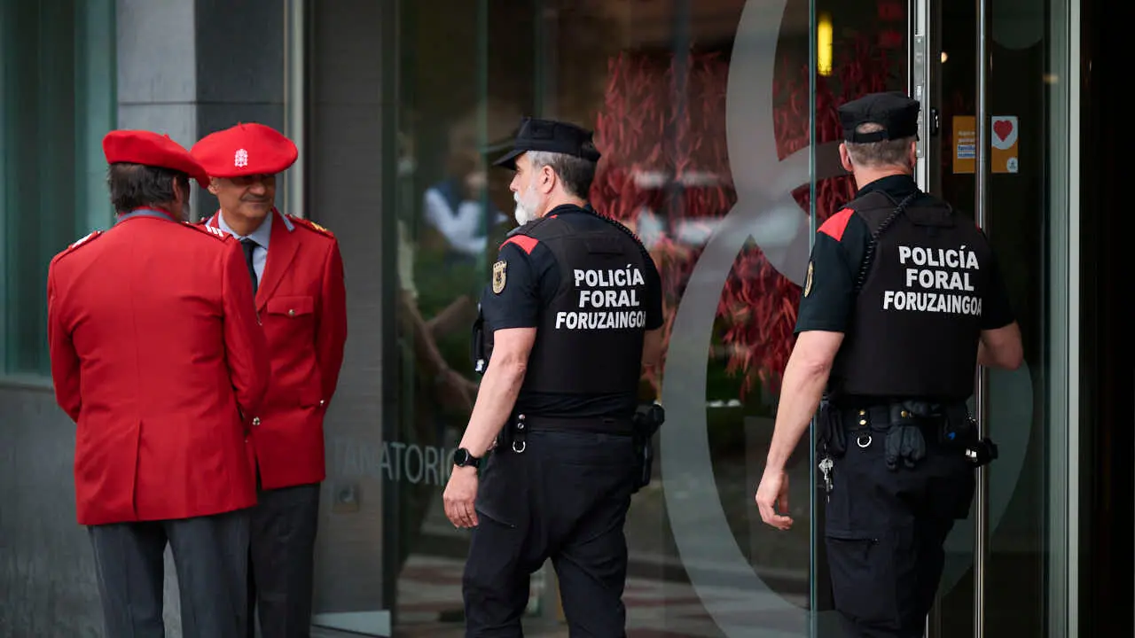 Cientos de personas despiden en Pamplona a los cinco polic&iacute;as forales fallecidos en un accidente de tr&aacute;fico. PABLO LASAOSA