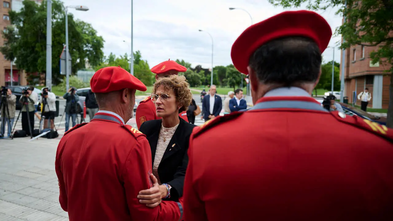 Cientos de personas despiden en Pamplona a los cinco polic&iacute;as forales fallecidos en un accidente de tr&aacute;fico. PABLO LASAOSA