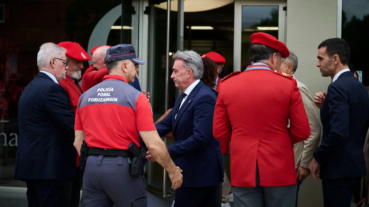 Cientos de personas despiden en Pamplona a los cinco polic&iacute;as forales fallecidos en un accidente de tr&aacute;fico. PABLO LASAOSA