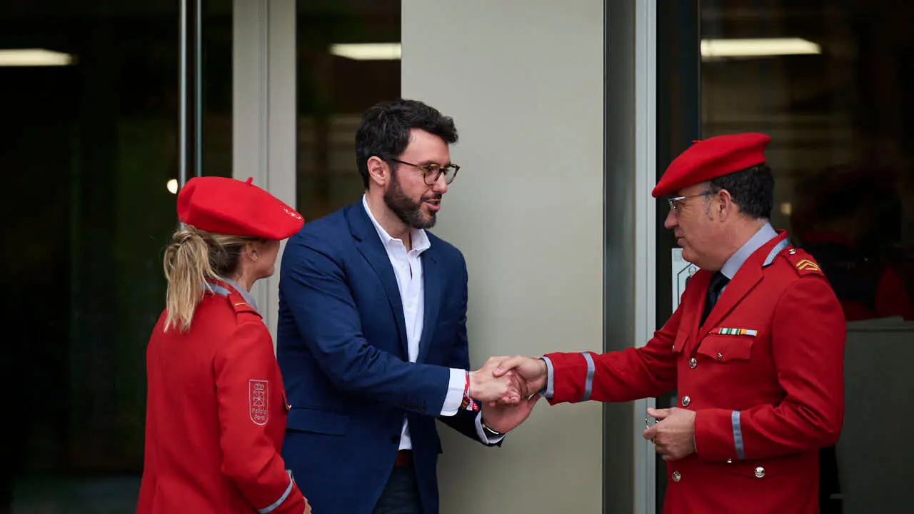 Cientos de personas despiden en Pamplona a los cinco polic&iacute;as forales fallecidos en un accidente de tr&aacute;fico. PABLO LASAOSA