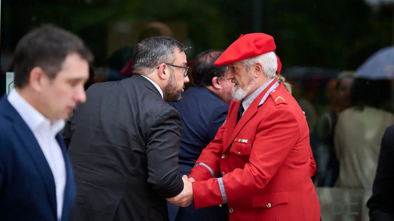 Cientos de personas despiden en Pamplona a los cinco polic&iacute;as forales fallecidos en un accidente de tr&aacute;fico. PABLO LASAOSA