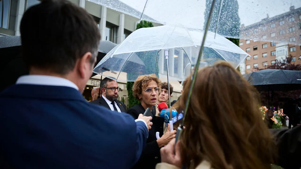Cientos de personas despiden en Pamplona a los cinco polic&iacute;as forales fallecidos en un accidente de tr&aacute;fico. PABLO LASAOSA
