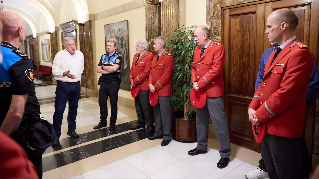 Homenaje del pleno del Ayuntamiento de Pamplona a los cinco polic&iacute;as forales fallecidos ayer en accidente de tr&aacute;fico. I&Ntilde;IGO ALZUGARAY