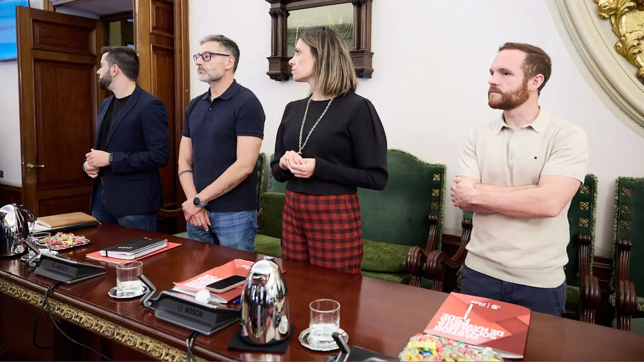 Homenaje del pleno del Ayuntamiento de Pamplona a los cinco polic&iacute;as forales fallecidos ayer en accidente de tr&aacute;fico. I&Ntilde;IGO ALZUGARAY