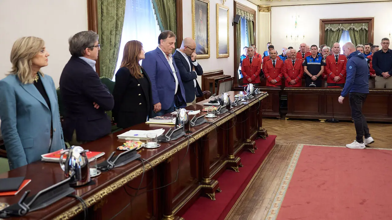 Homenaje del pleno del Ayuntamiento de Pamplona a los cinco polic&iacute;as forales fallecidos ayer en accidente de tr&aacute;fico. I&Ntilde;IGO ALZUGARAY