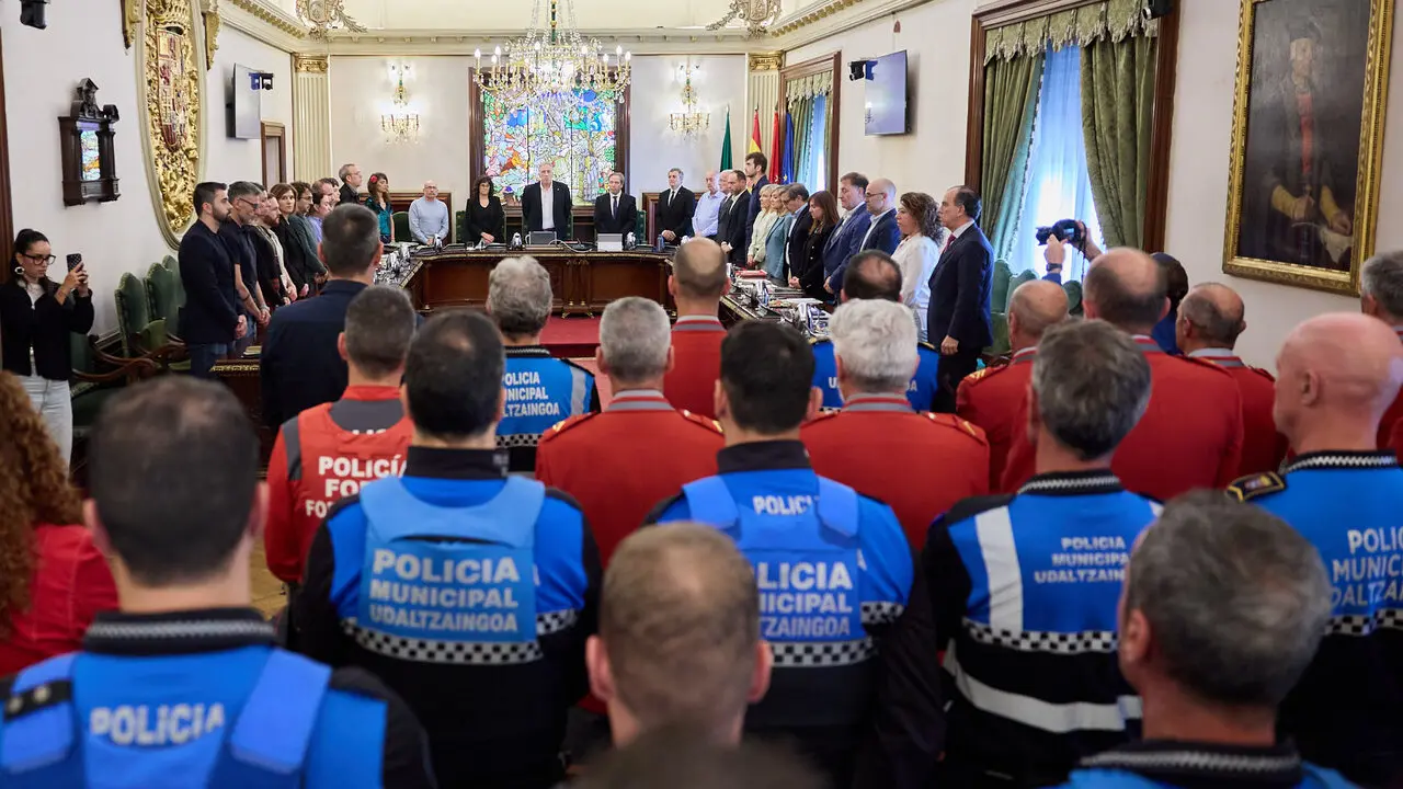 Homenaje del pleno del Ayuntamiento de Pamplona a los cinco polic&iacute;as forales fallecidos ayer en accidente de tr&aacute;fico. I&Ntilde;IGO ALZUGARAY