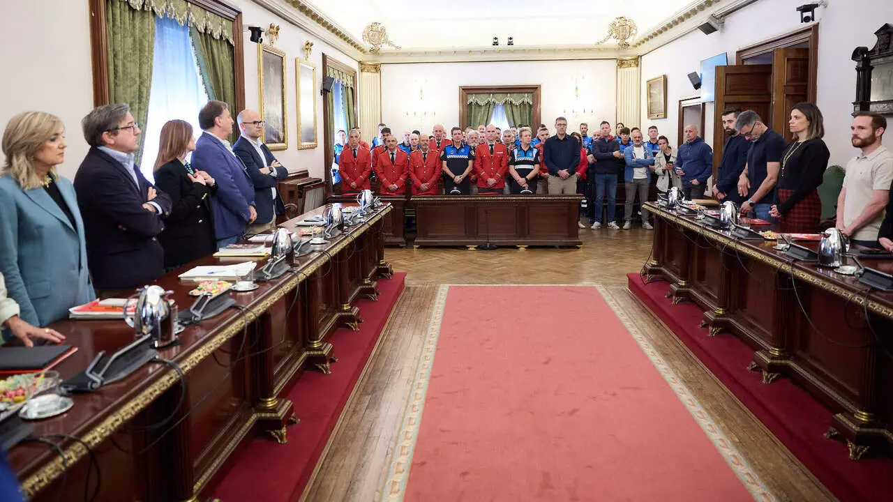 Homenaje del pleno del Ayuntamiento de Pamplona a los cinco polic&iacute;as forales fallecidos ayer en accidente de tr&aacute;fico. I&Ntilde;IGO ALZUGARAY