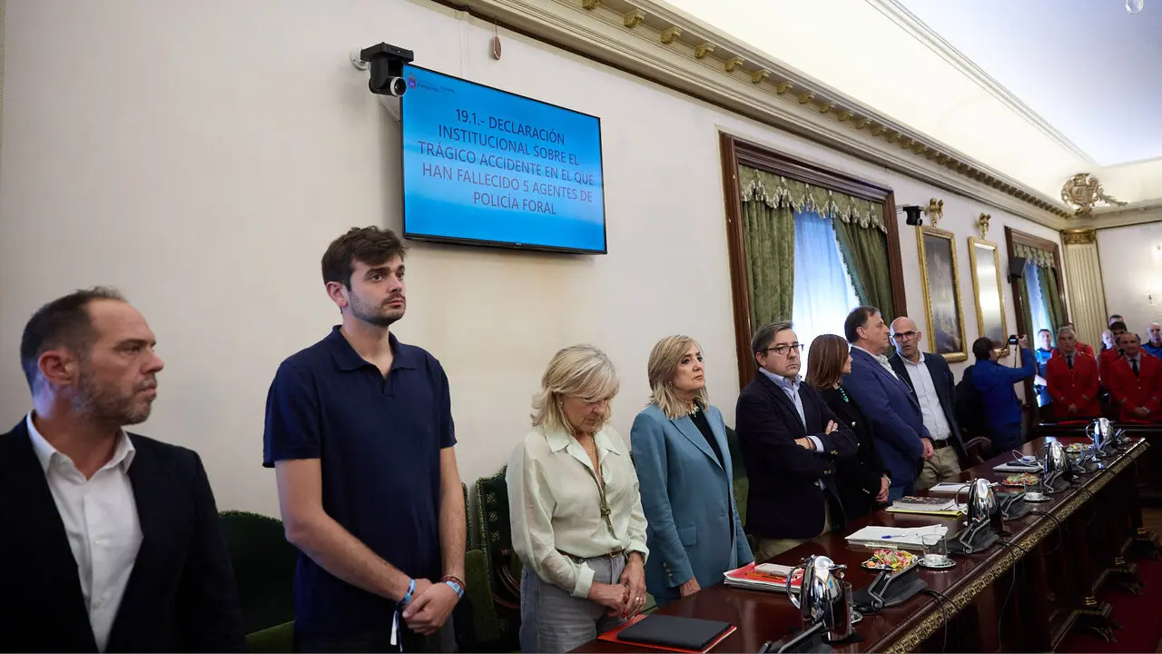 Homenaje del pleno del Ayuntamiento de Pamplona a los cinco polic&iacute;as forales fallecidos ayer en accidente de tr&aacute;fico. I&Ntilde;IGO ALZUGARAY