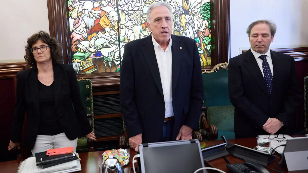 Homenaje del pleno del Ayuntamiento de Pamplona a los cinco polic&iacute;as forales fallecidos ayer en accidente de tr&aacute;fico. I&Ntilde;IGO ALZUGARAY