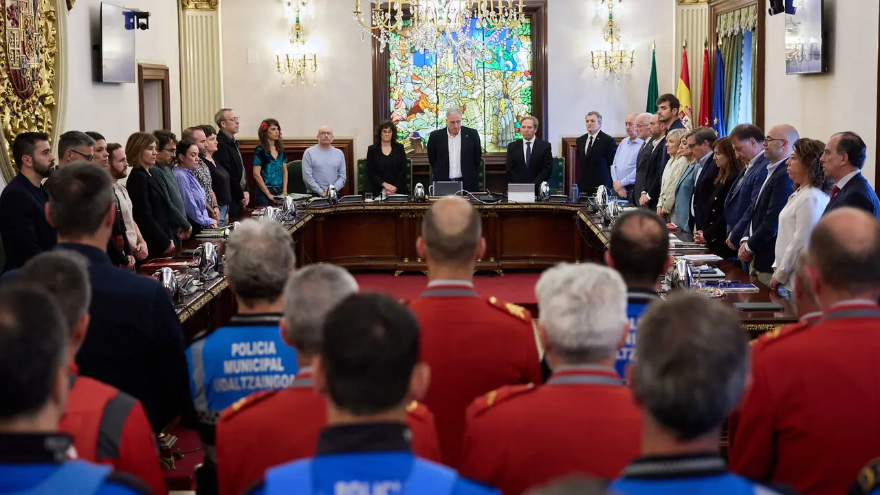 Homenaje del pleno del Ayuntamiento de Pamplona a los cinco polic&iacute;as forales fallecidos ayer en accidente de tr&aacute;fico. I&Ntilde;IGO ALZUGARAY
