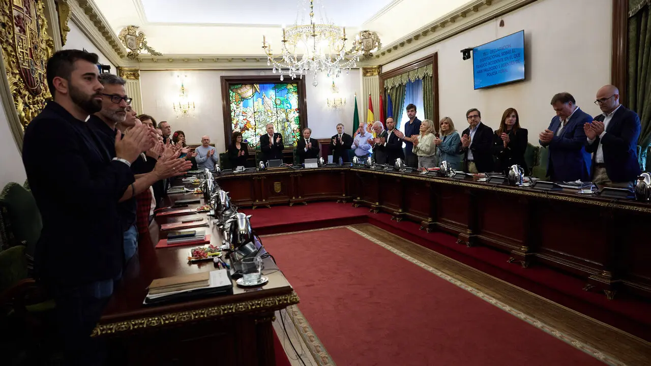 Homenaje del pleno del Ayuntamiento de Pamplona a los cinco polic&iacute;as forales fallecidos ayer en accidente de tr&aacute;fico. I&Ntilde;IGO ALZUGARAY