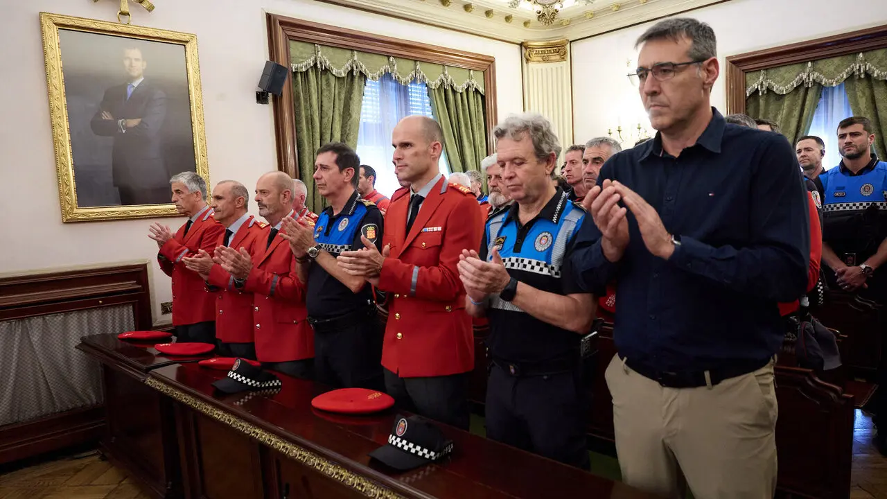 Homenaje del pleno del Ayuntamiento de Pamplona a los cinco polic&iacute;as forales fallecidos ayer en accidente de tr&aacute;fico. I&Ntilde;IGO ALZUGARAY