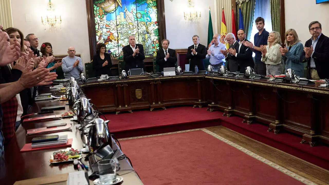 Homenaje del pleno del Ayuntamiento de Pamplona a los cinco polic&iacute;as forales fallecidos ayer en accidente de tr&aacute;fico. I&Ntilde;IGO ALZUGARAY