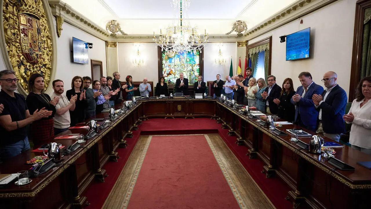 Homenaje del pleno del Ayuntamiento de Pamplona a los cinco polic&iacute;as forales fallecidos ayer en accidente de tr&aacute;fico. I&Ntilde;IGO ALZUGARAY
