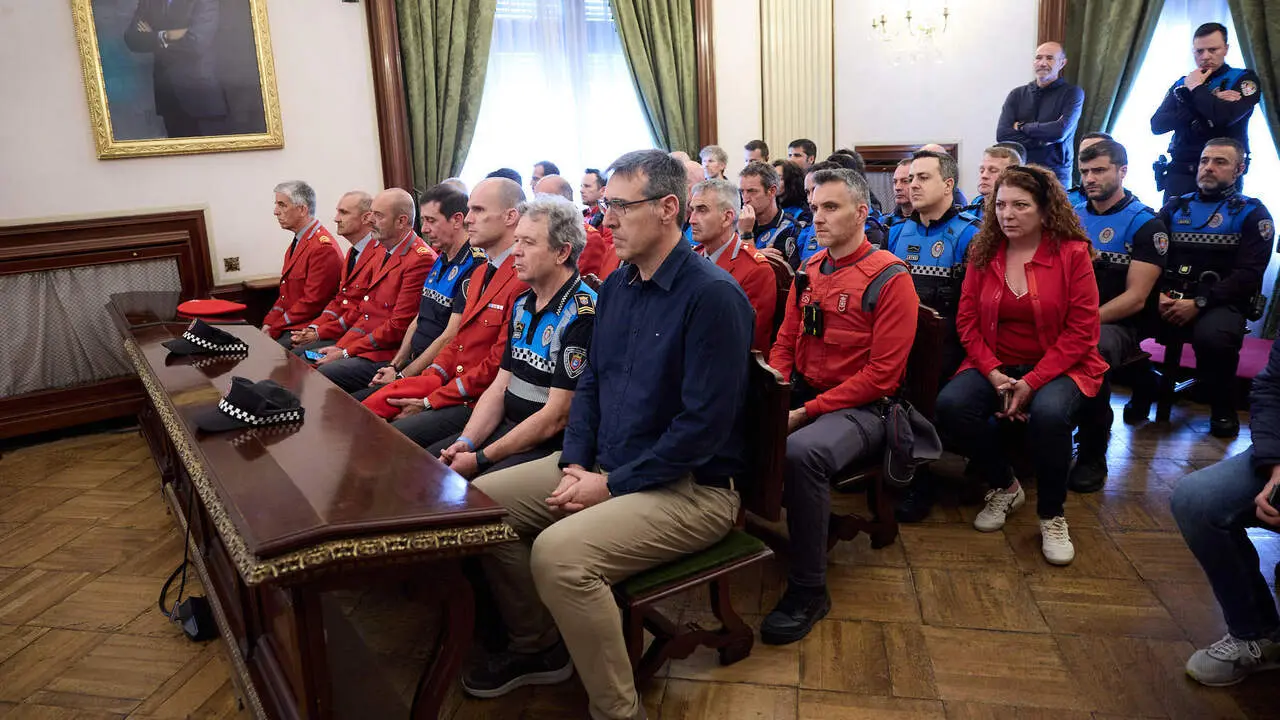 Homenaje del pleno del Ayuntamiento de Pamplona a los cinco polic&iacute;as forales fallecidos ayer en accidente de tr&aacute;fico. I&Ntilde;IGO ALZUGARAY