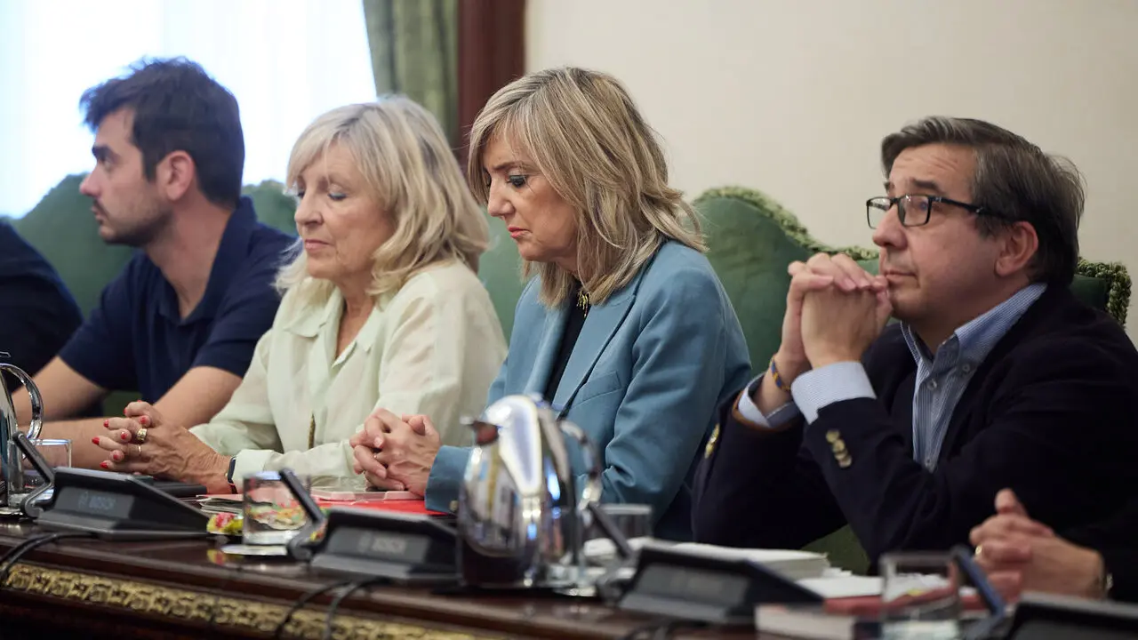 Homenaje del pleno del Ayuntamiento de Pamplona a los cinco polic&iacute;as forales fallecidos ayer en accidente de tr&aacute;fico. I&Ntilde;IGO ALZUGARAY