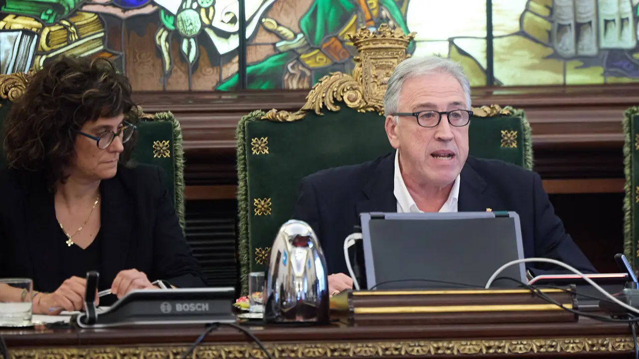 Homenaje del pleno del Ayuntamiento de Pamplona a los cinco polic&iacute;as forales fallecidos ayer en accidente de tr&aacute;fico. I&Ntilde;IGO ALZUGARAY