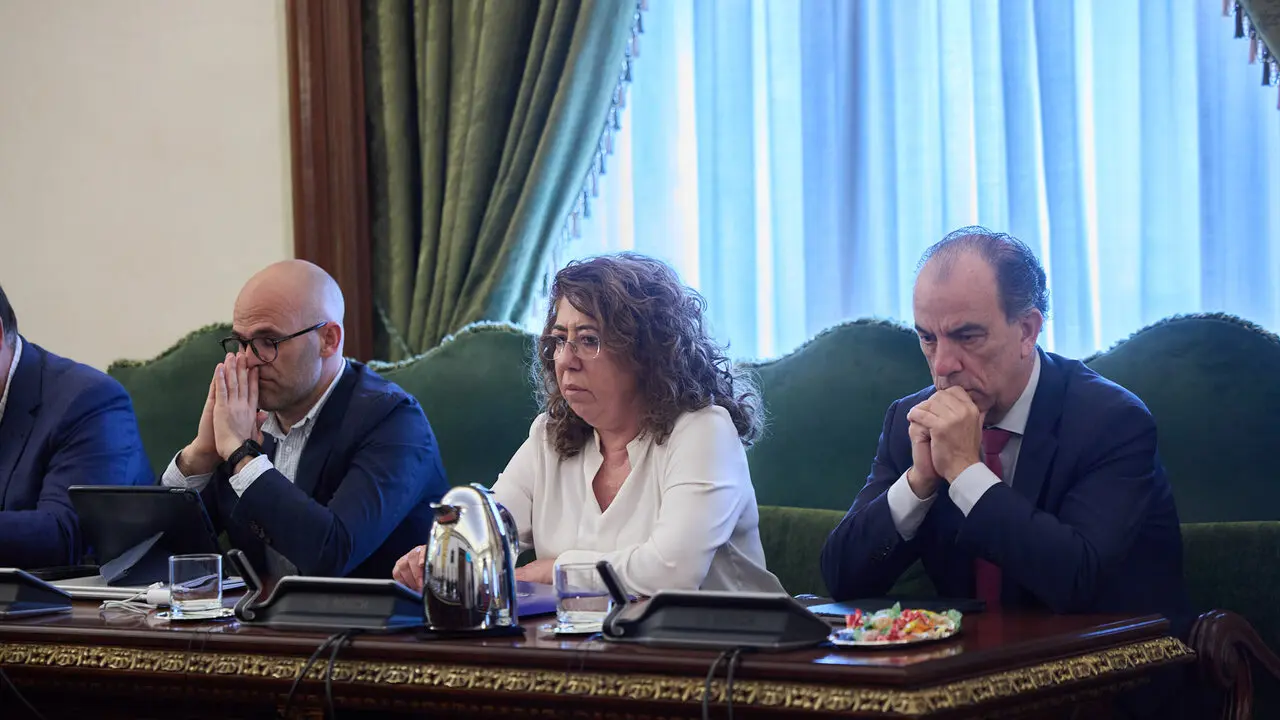 Homenaje del pleno del Ayuntamiento de Pamplona a los cinco polic&iacute;as forales fallecidos ayer en accidente de tr&aacute;fico. I&Ntilde;IGO ALZUGARAY