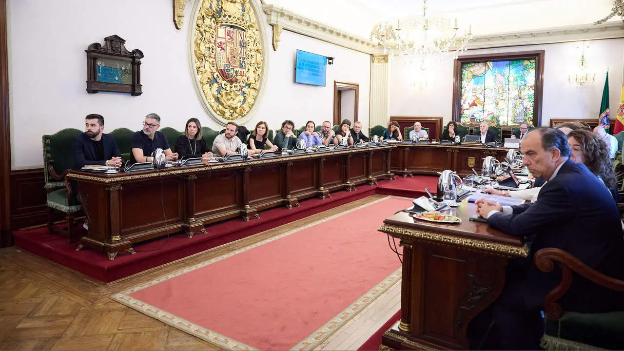 Homenaje del pleno del Ayuntamiento de Pamplona a los cinco polic&iacute;as forales fallecidos ayer en accidente de tr&aacute;fico. I&Ntilde;IGO ALZUGARAY