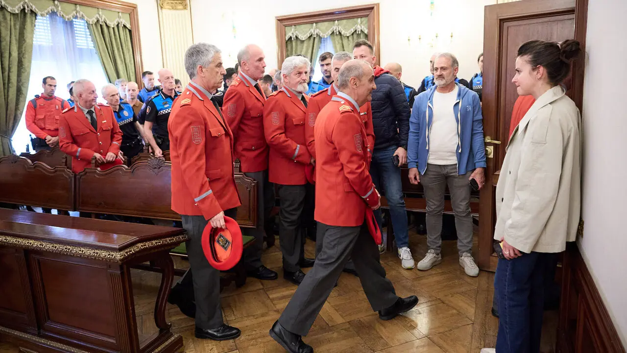 Homenaje del pleno del Ayuntamiento de Pamplona a los cinco polic&iacute;as forales fallecidos ayer en accidente de tr&aacute;fico. I&Ntilde;IGO ALZUGARAY