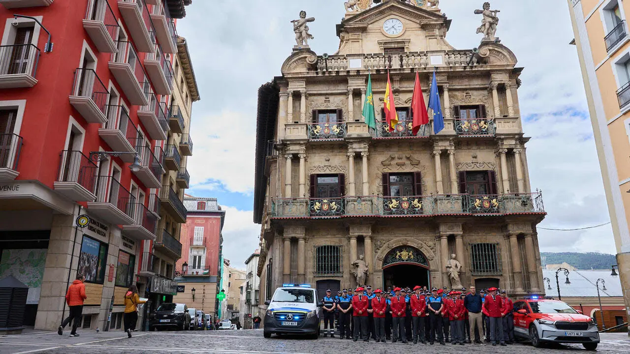 Homenaje de la Polic&iacute;a Municipal de Pamplona a los cinco polic&iacute;as forales fallecidos ayer en accidente de tr&aacute;fico. I&Ntilde;IGO ALZUGARAY