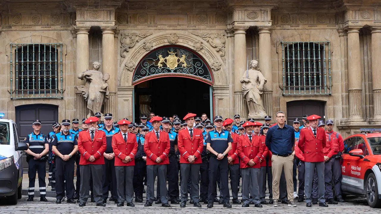 Homenaje de la Polic&iacute;a Municipal de Pamplona a los cinco polic&iacute;as forales fallecidos ayer en accidente de tr&aacute;fico. I&Ntilde;IGO ALZUGARAY