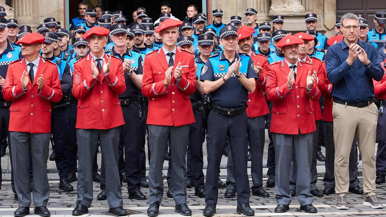 Homenaje de la Polic&iacute;a Municipal de Pamplona a los cinco polic&iacute;as forales fallecidos ayer en accidente de tr&aacute;fico. I&Ntilde;IGO ALZUGARAY