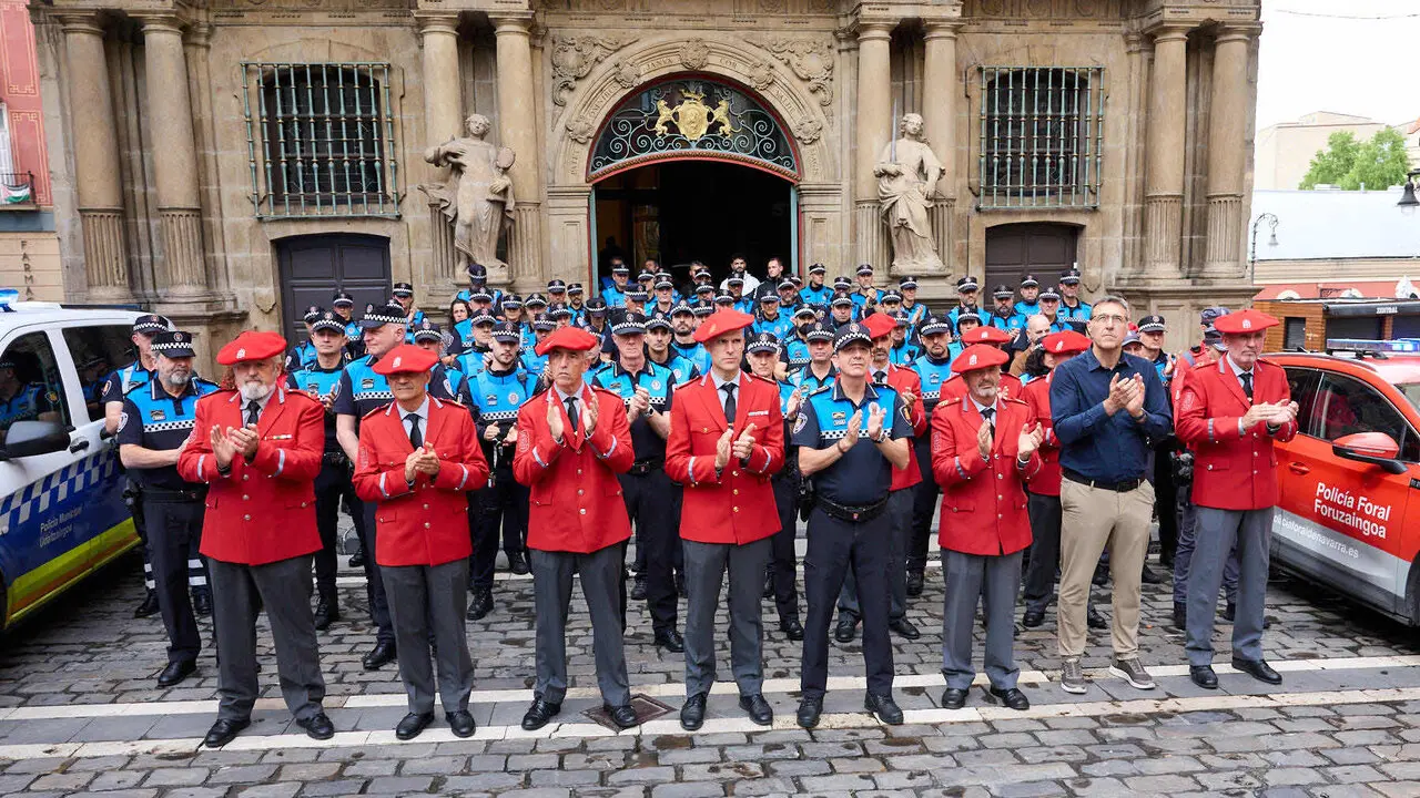 Homenaje de la Polic&iacute;a Municipal de Pamplona a los cinco polic&iacute;as forales fallecidos ayer en accidente de tr&aacute;fico. I&Ntilde;IGO ALZUGARAY