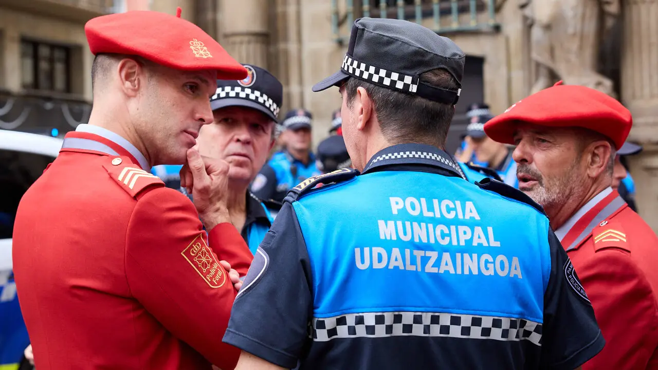 Homenaje de la Polic&iacute;a Municipal de Pamplona a los cinco polic&iacute;as forales fallecidos ayer en accidente de tr&aacute;fico. I&Ntilde;IGO ALZUGARAY