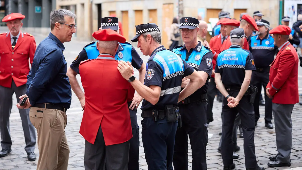 Homenaje de la Polic&iacute;a Municipal de Pamplona a los cinco polic&iacute;as forales fallecidos ayer en accidente de tr&aacute;fico. I&Ntilde;IGO ALZUGARAY